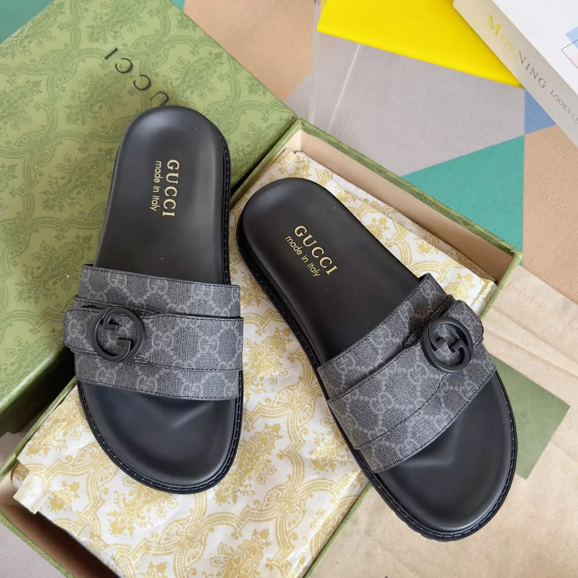 [G Home] Men's Men's Shoes💰: 300💰Size: 38-45 🆕2024Gucci Gucci Summer New Style Double G Presbyopia Flip-flops Cross Sandals Thick Sole Slippers Beach Shoes Original Purchase and Development Production G family's 2024 new summer dark horse items, fashion bloggers at home and abroad have put on the show, and it has become popular on social platforms at home and abroad. Fashionistas must pay for it, and they spend a lot of money to create ingenious craftsmanship and accurately restore every detail. Exquisite packaging at the delivery counter🛍📦 ▪️ Fabric: Original imported double G presbyopic leather ▪️ Lining: Original imported leather ▪️ Sole: Original open molded T men's shoes 💰U outsole ▪️ Bottom thickness: 3CM